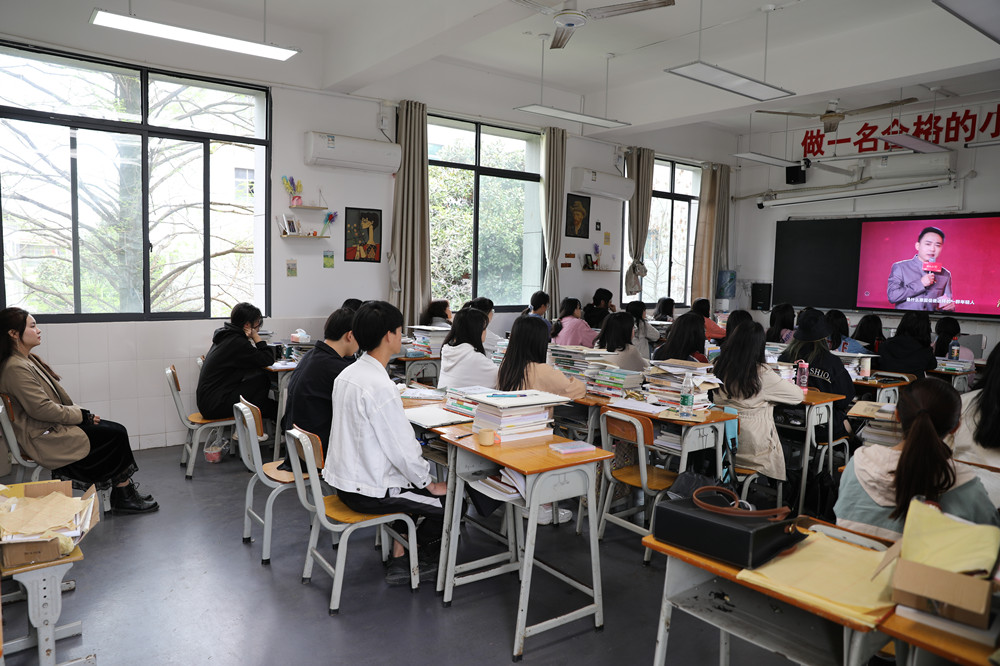 德甲组织师生收看《就认这个理——百年一课<恰同学少年>》党史学习教育节目