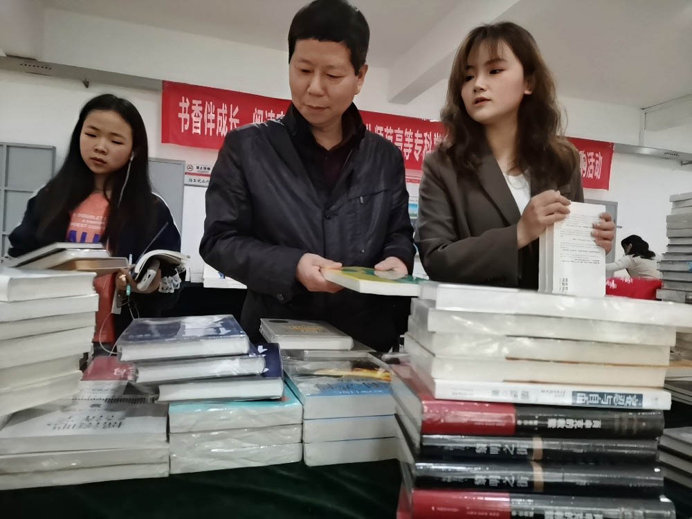 “书香伴成长,阅读育新人”——德甲图书馆成功举办 “你选书,我买单”活动 “书香伴成长,阅读育新人”——德甲图书馆成功举办 “你选书,我买单”活动
