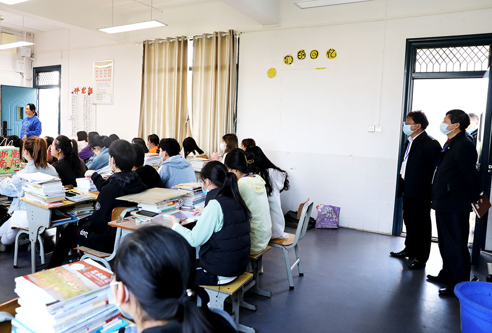 邓昌大深入各学院督导教学工作 邓昌大深入各学院督导教学工作