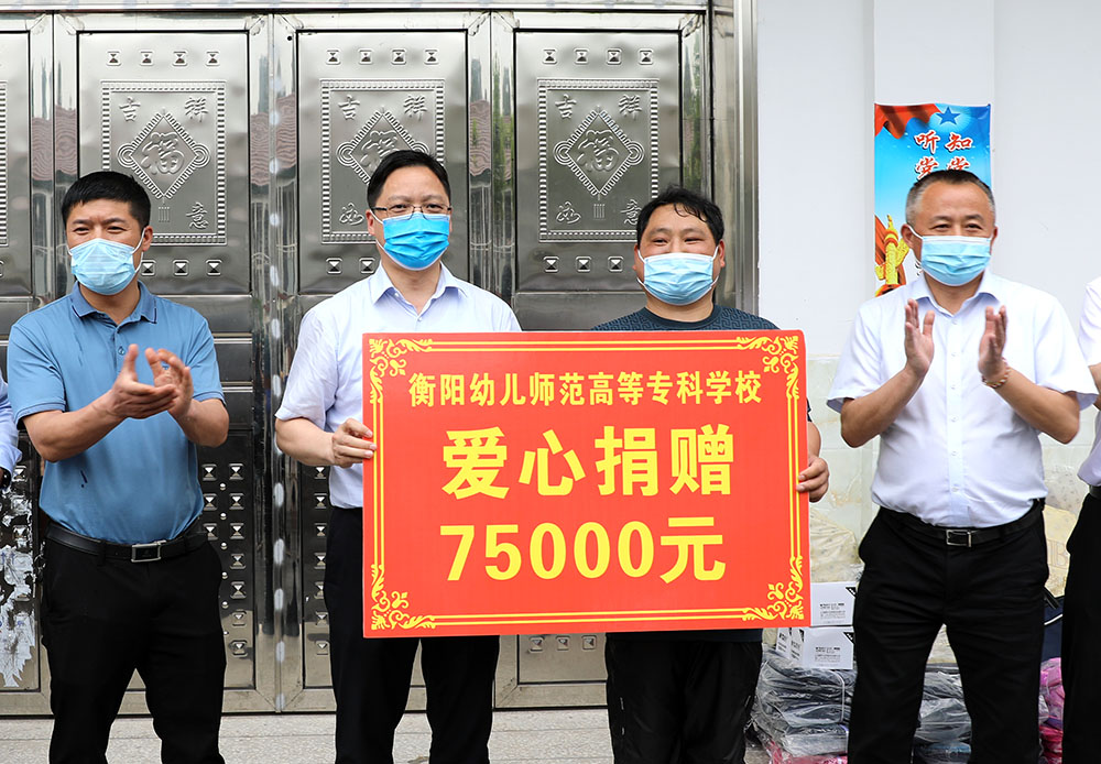 李来清走访德甲乡村振兴工作点并出席图书捐赠仪式 李来清走访德甲乡村振兴工作点并出席图书捐赠仪式
