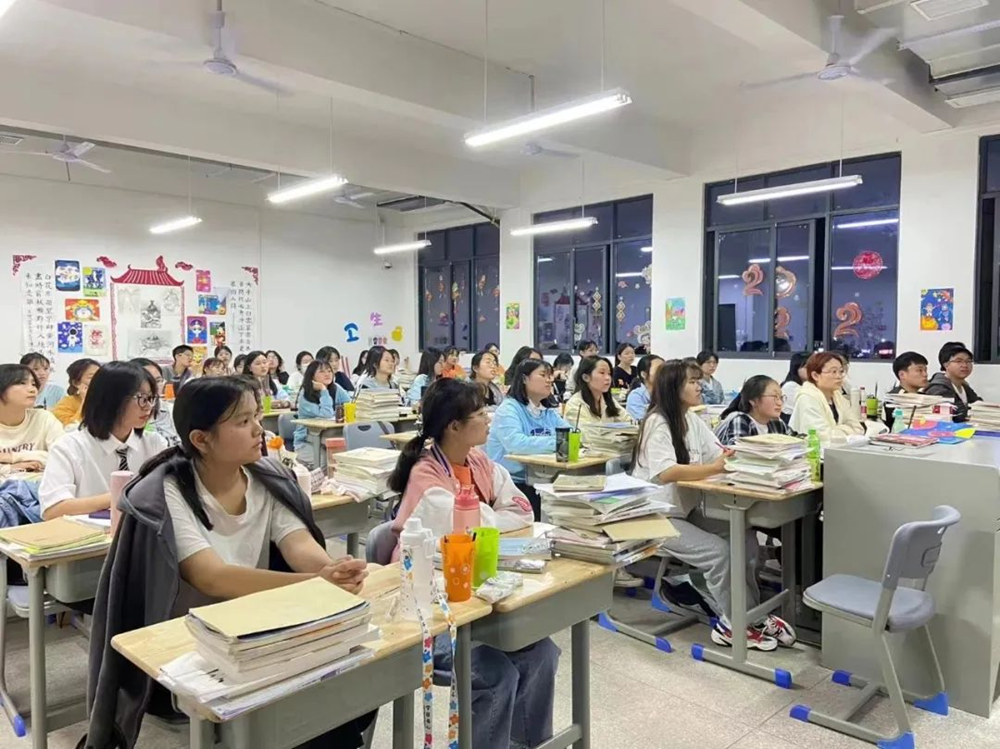 德甲组织开展收看《青春之歌》暨主题班会活动 德甲组织开展收看《青春之歌》暨主题班会活动