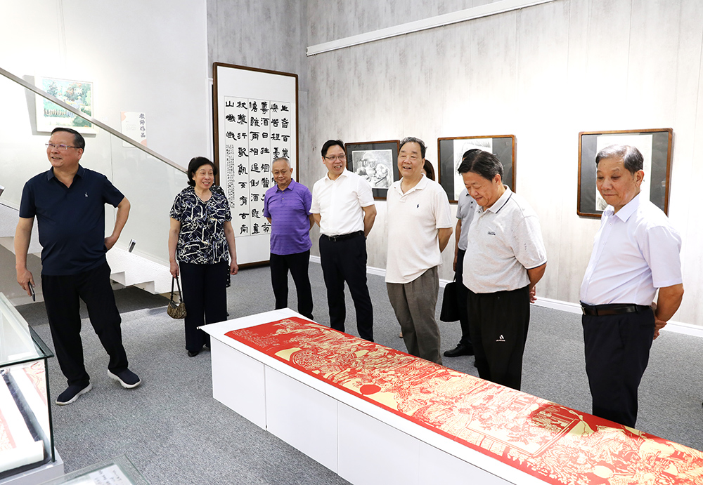 市委党史联络组来德甲考察调研