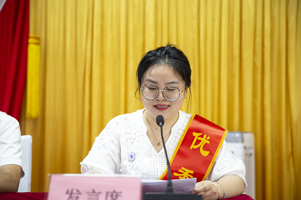 德甲联赛官网举行庆祝第38个教师节表彰大会 德甲联赛官网举行庆祝第38个教师节表彰大会