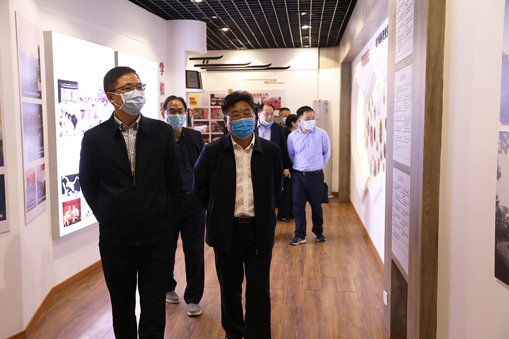 湖南省教育厅职成处处长崔书芳来德甲调研指导工作