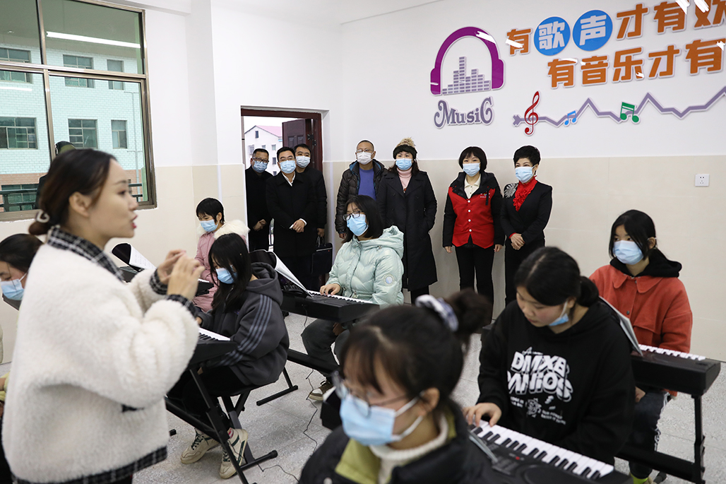 德甲联赛官网积极开展“百千万‘艺术童伴’——留守儿童关爱工程”支教帮扶活动