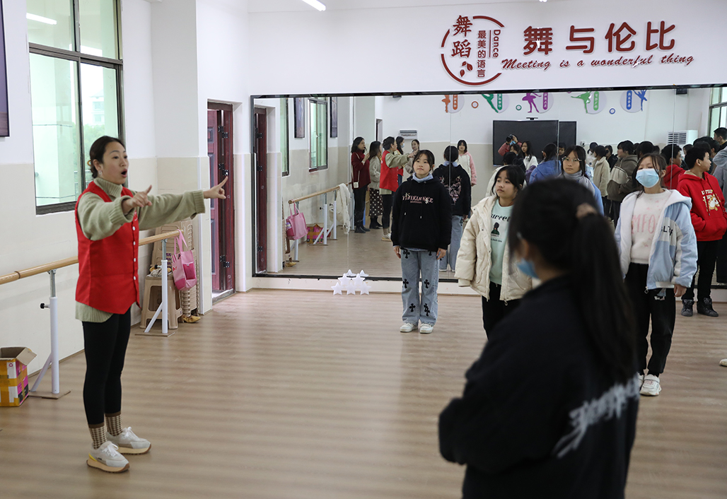 德甲联赛官网积极开展“百千万‘艺术童伴’——留守儿童关爱工程”支教帮扶活动