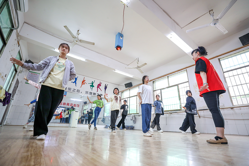 “艺”起成长,伴你同行 ——德甲联赛官网志愿者赴衡南县松江联合学校长岭校区开展支教帮扶活动 “艺”起成长,伴你同行 ——德甲联赛官网志愿者赴衡南县松江联合学校长岭校区开展支教帮扶活动