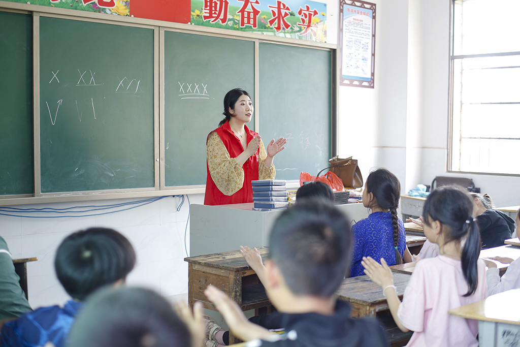 德甲联赛官网小学教育系赴衡南县硫市联合学校中心小学开展留守儿童结对帮扶工作