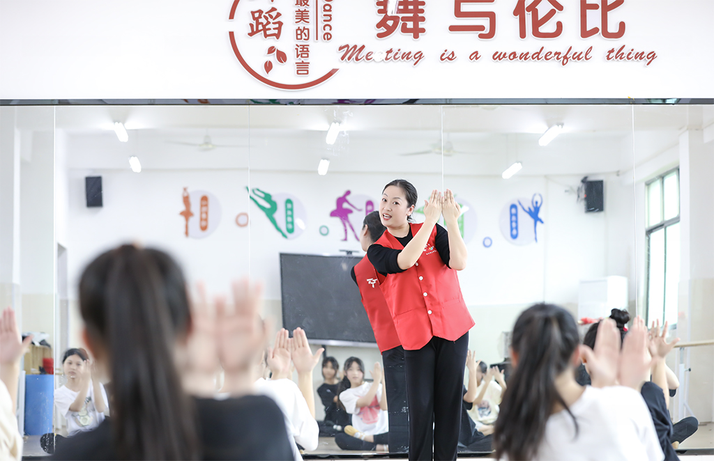 德甲联赛官网学前教育系赴衡南县茶市联合学校开展留守儿童结对帮扶工作 德甲联赛官网学前教育系赴衡南县茶市联合学校开展留守儿童结对帮扶工作