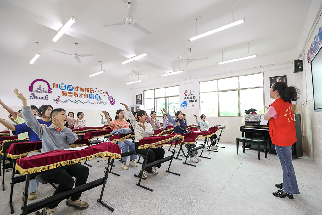 德甲联赛官网学前教育系赴衡南县茶市联合学校开展留守儿童结对帮扶工作 德甲联赛官网学前教育系赴衡南县茶市联合学校开展留守儿童结对帮扶工作