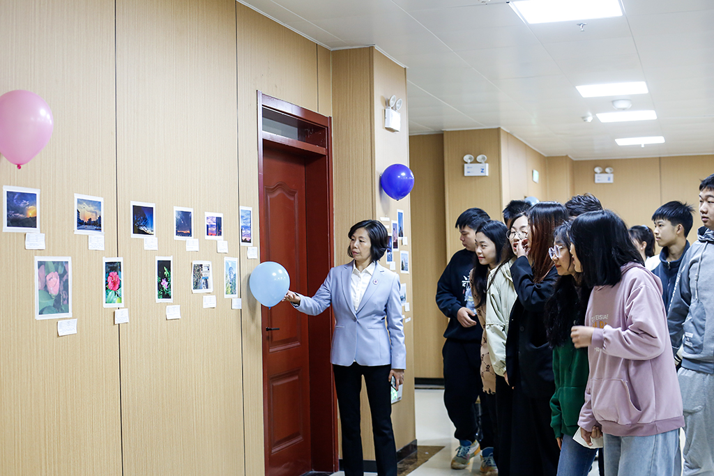 德甲联赛官网举办“以书叙情义，以画见远方”艺术展