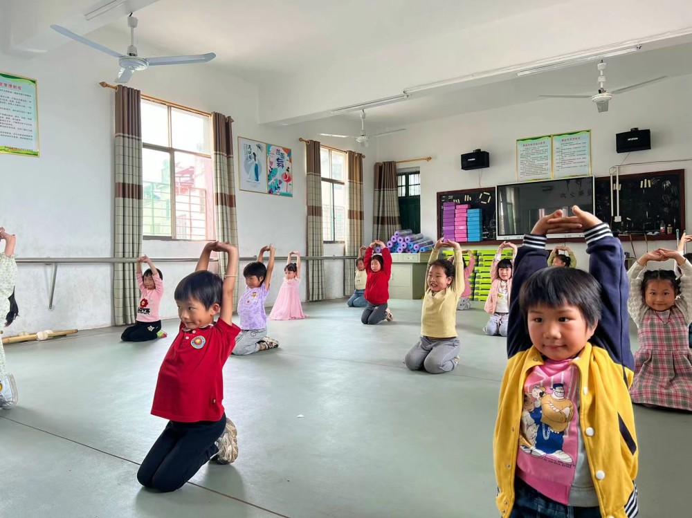 为了每一个孩子的美好童年 ——德甲联赛官网小学教育系赴衡南县硫市小学开展留守儿童结对帮扶活动 为了每一个孩子的美好童年 ——德甲联赛官网小学教育系赴衡南县硫市小学开展留守儿童结对帮扶活动